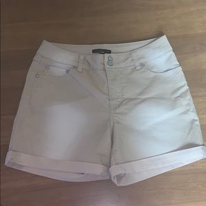 NWOT khaki shorts Signature Studio women’s 8